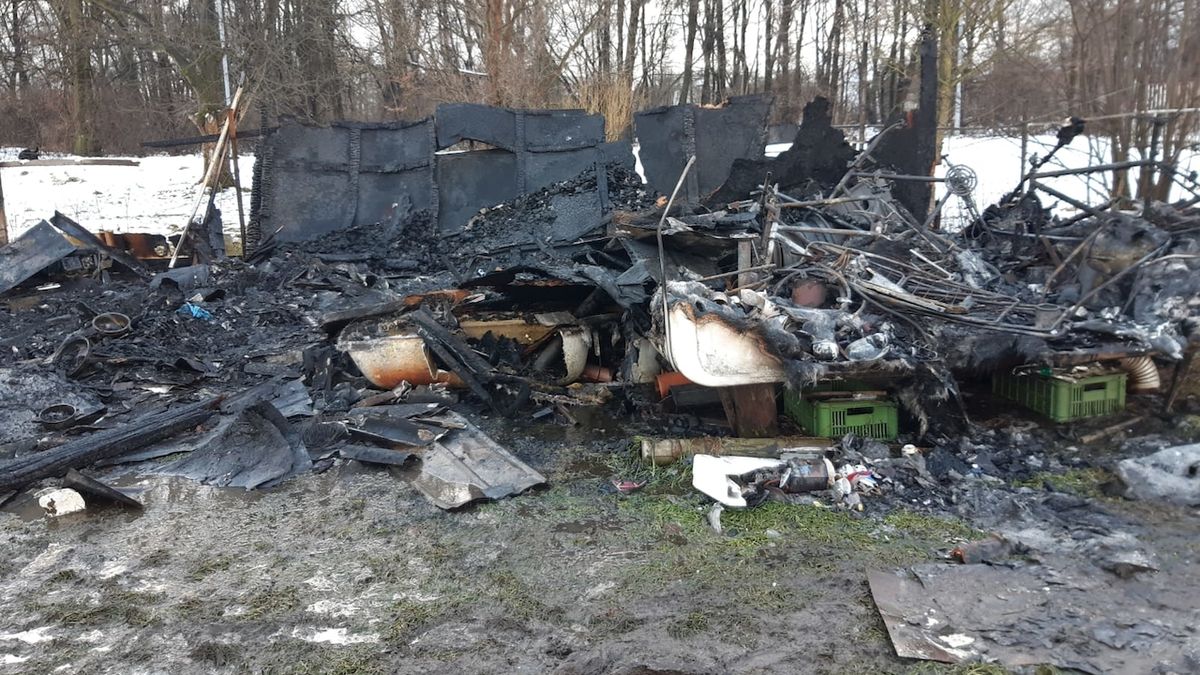 Po požáru chatky a přívěsu našli hasiči mrtvého člověka